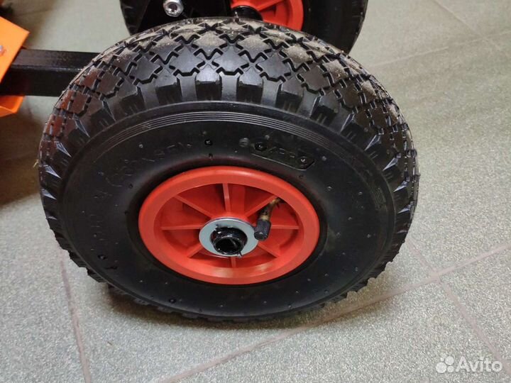 Лопата на колесах для снега