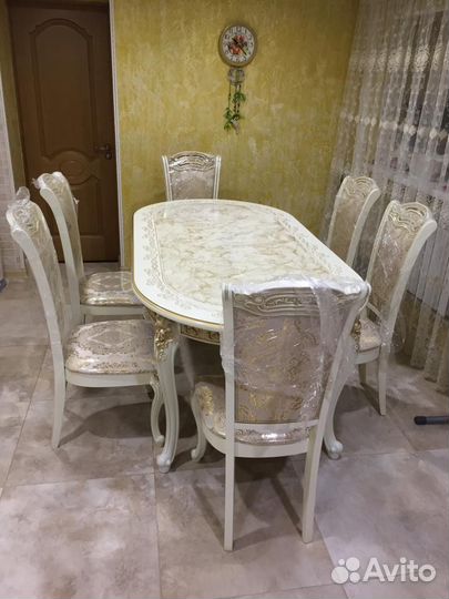 Стол и стулья