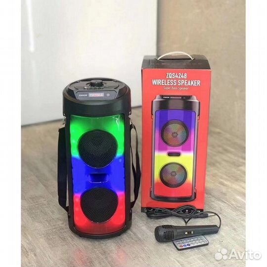 Огромные колонки с пультом микрофоном