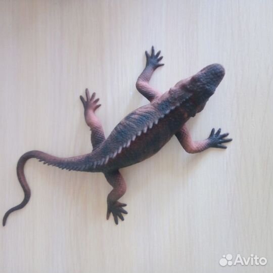 Ящерица игрушка
