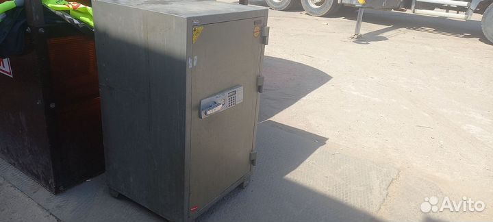 Сейф бу закрытый