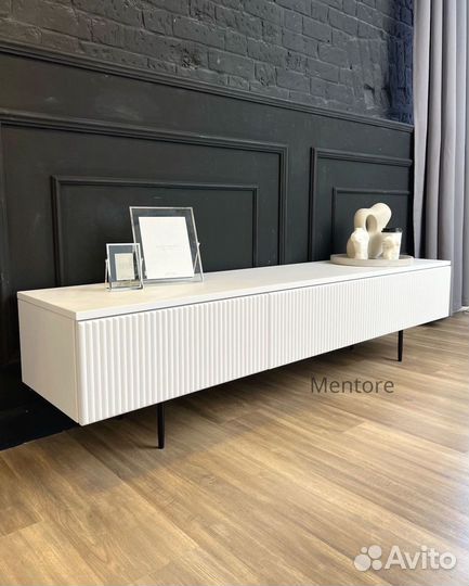 Тумба тв Filippo на опорах (с дверцами)