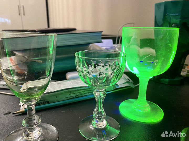 Три предмета из уранового стекла