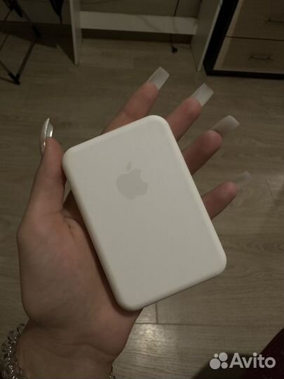 Магнитный повербанк на iPhone