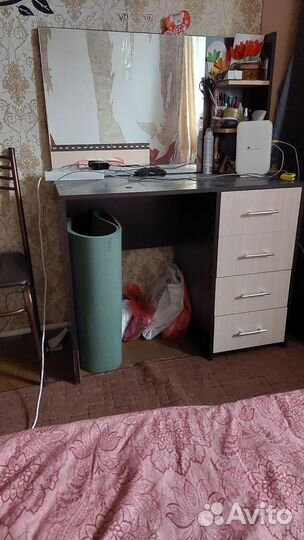 Туалетный столик с зеркалом