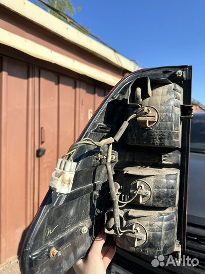 Правый фонарь оригинал toyota hilux