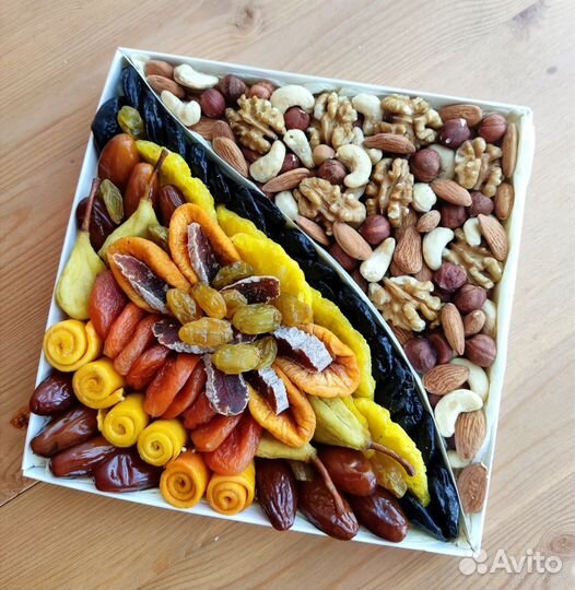 Съедобный подарок из орехов и сухофруктов