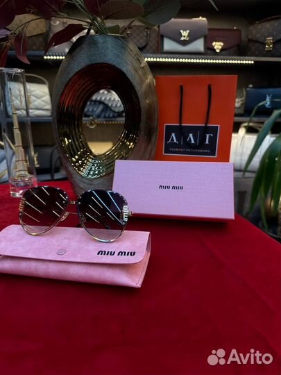 Солнцезащитные очки Miu Miu