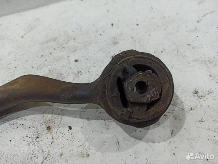 Рычаг передний левый поперечный