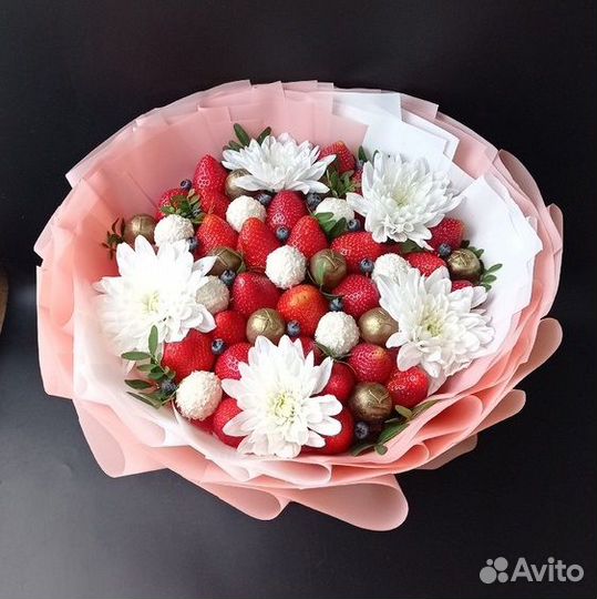 Букет из свежей клубники и конфет Рафаэлло