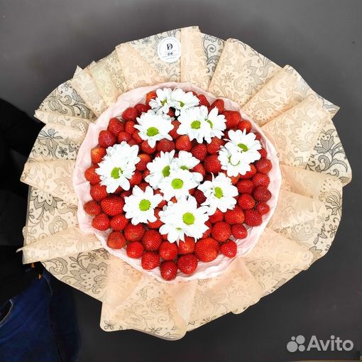 Букет из клубники и цветов