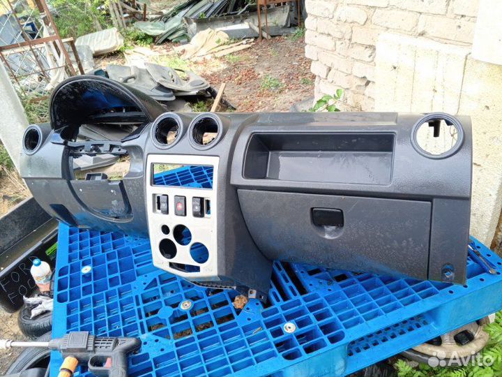 Торпедо Renault Logan