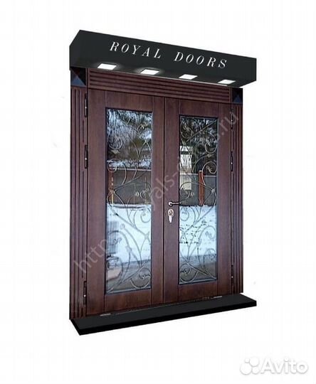 Широкая входная двустворчатая дверь