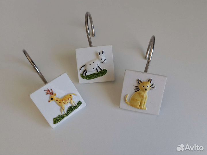 Забавные крючки для штор в ванную