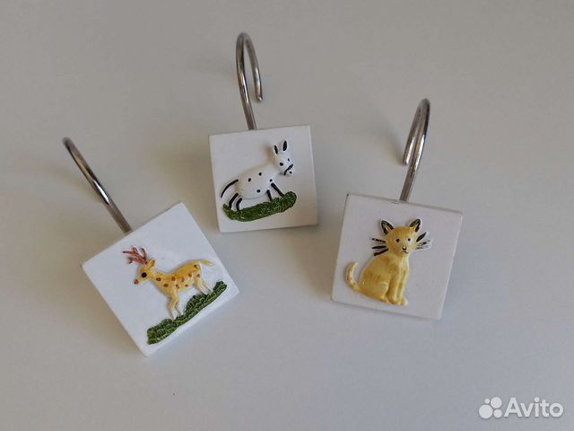 Забавные крючки для штор в ванную