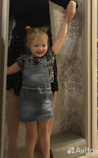 Джинсовый комбинезон с очень красивой блузкой