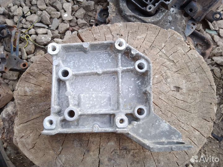 Кронштейн компрессора кондиционера Mazda Capella