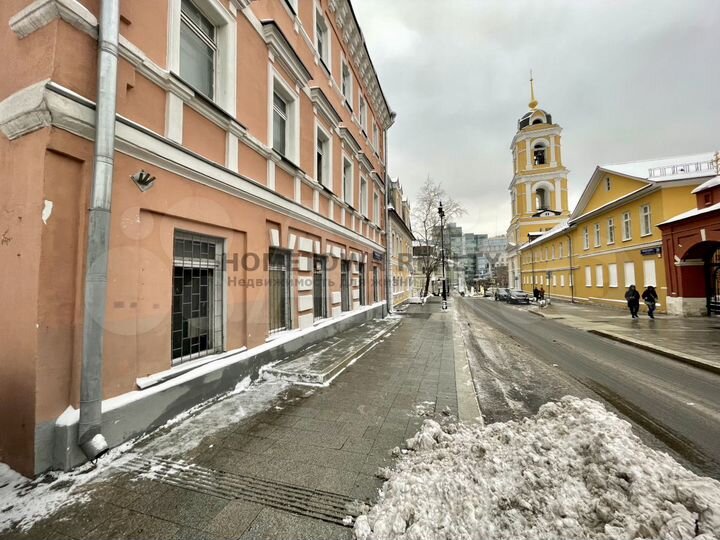 Здание 2 этажа и подвал с окнами - 706 м²