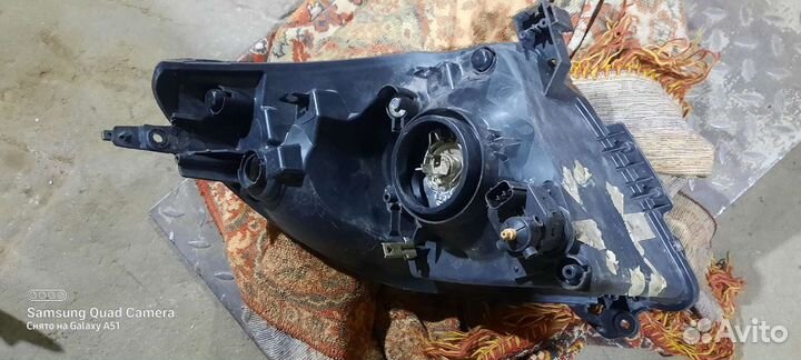 Передняя правая фара suzuki swift 2008 год