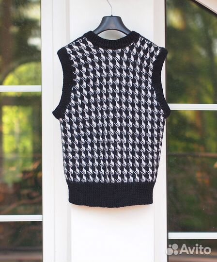 Женский жилет ручной работы