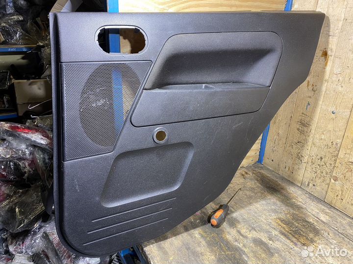 Обшивка задней правой двери Ford Fusion 79069