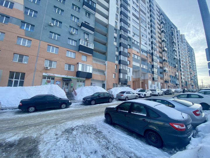 Торговое помещение, кабинетная планировка с окнами