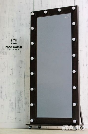 Гримерное зеркало с лампочками