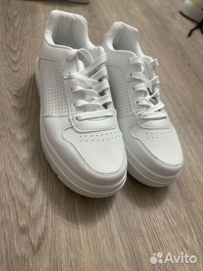 Кроссовки женские