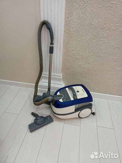 Пылесос Zelmer работает