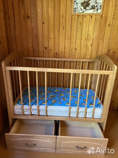 Детская кроватка с маятником и ящиком