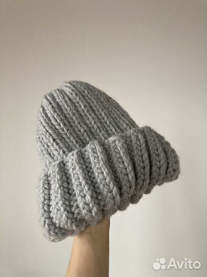 Вязаная шапка ручной работы