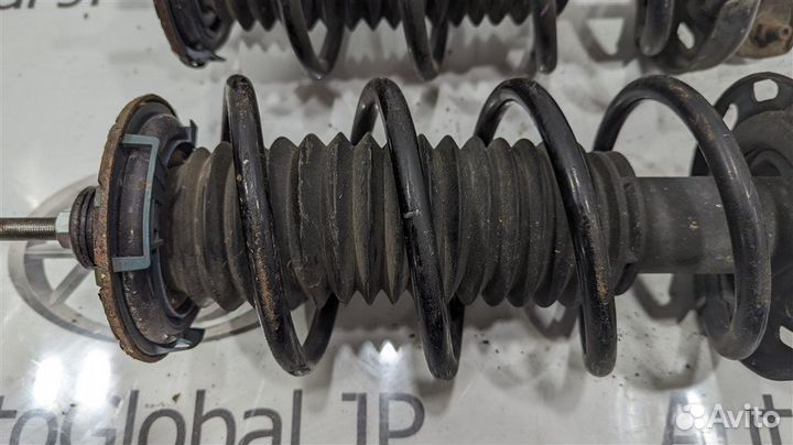 Амортизатор/стойка передняя правая Honda Vezel