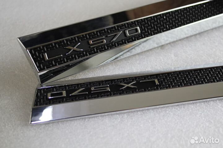 Эмблемы боковые (на крылья ) LX 570 с надписью LX