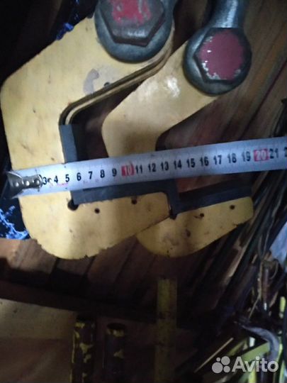 Грузо-захватывающее приспособление