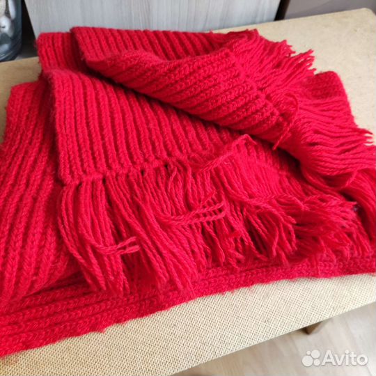 Шарф красный вязанный