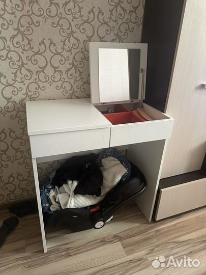 Косметический столик с зеркалом