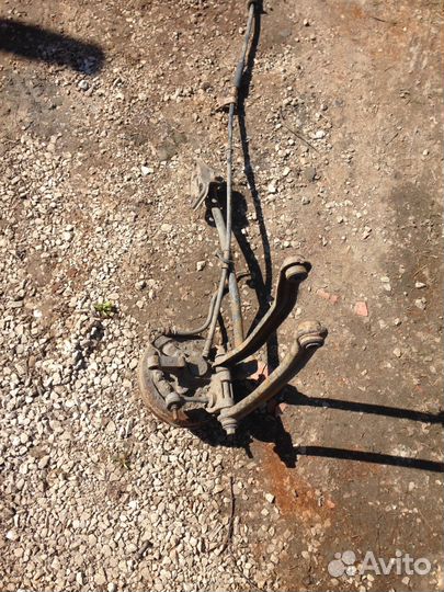 Кулак задний левый Хендай Акцент Hyundai Accent