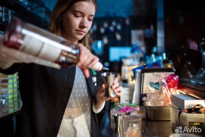 Бармен-официант в lounge-бар