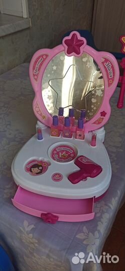 Косметический столик для маленькой девочки