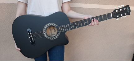 Новая акустическая гитара чёрная матовая