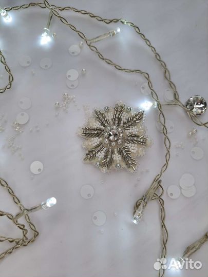 Брошь ручной работы Снежинка