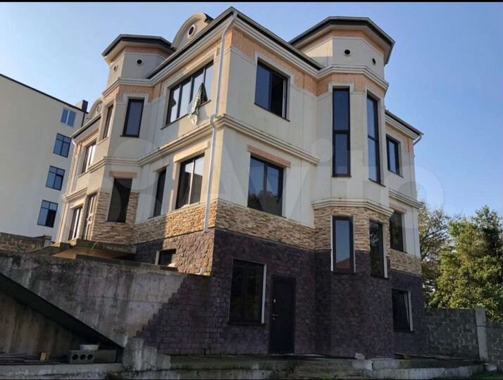 Коттедж 377 м² на участке 7 сот.