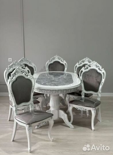 Большой обеденный стол и стулья