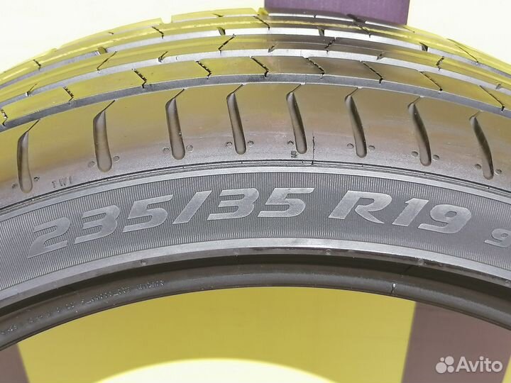 Pirelli P Zero PZ4 235/35 R19