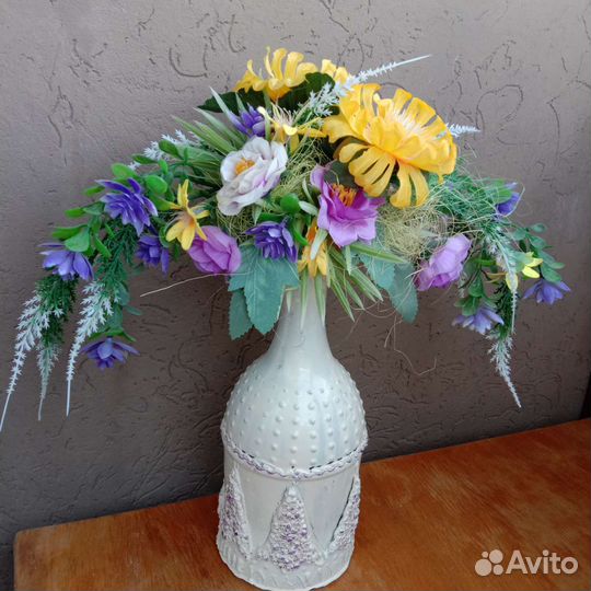 Высокая композиция из искусственных цветов