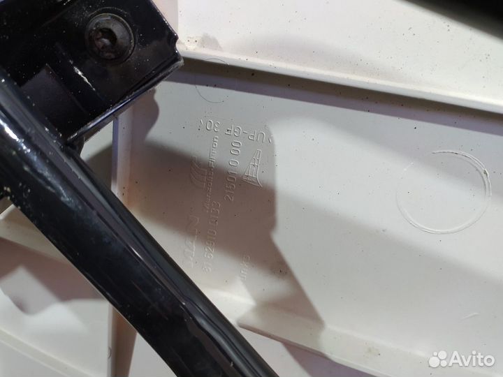 81629100133 Спойлер кабины верхний левый