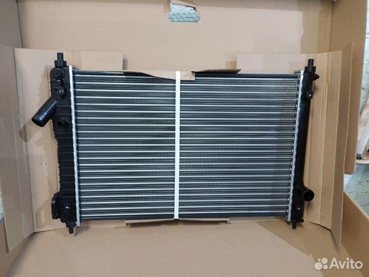 Радиатор охлаждения Aveo T250 1.4