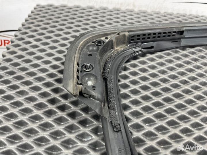 Уплотнительная резинка боковой двери задняя правая