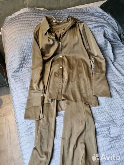 Атласный костюм, халатный, хаки, размер 42