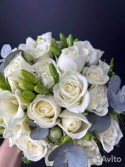 Букет невесты из кустовых роз и фрезий